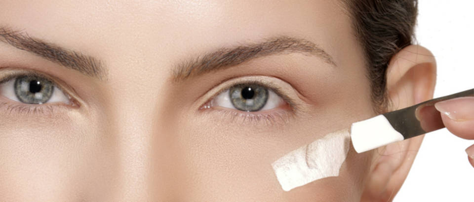 Njega kozmetika žena lice koža krema shutterstock 261520325