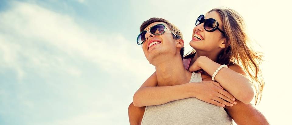 Ljubav dvoje par mladi ljeto veza brak ljetovanje putovanje sunce naočale shutterstock 274030400