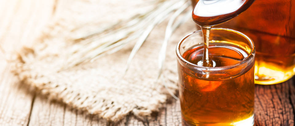 Javorov sirup shutterstock 348876731