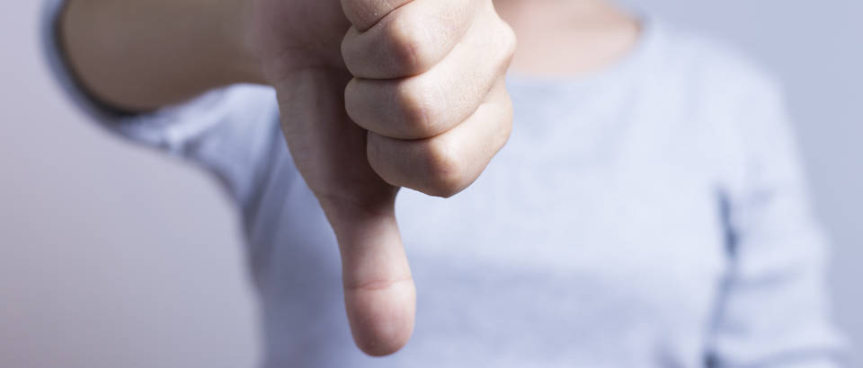 žena crna kosa not ok shutterstock 336068822