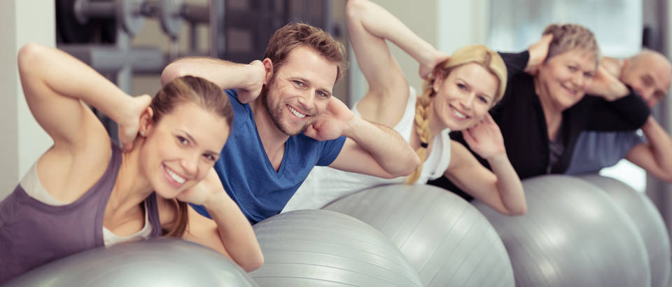Vježbanje stari i mladi pilates shutterstock 244733596