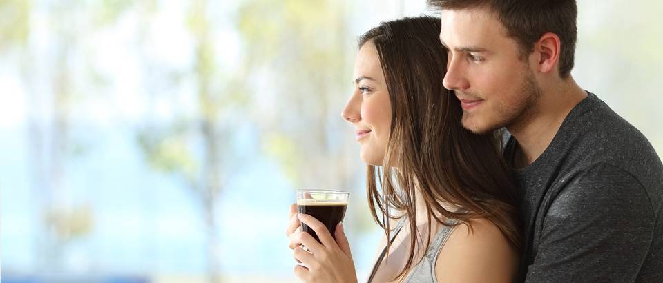 Ljubav dvoje mladi zajedno kava sreća shutterstock 413640817