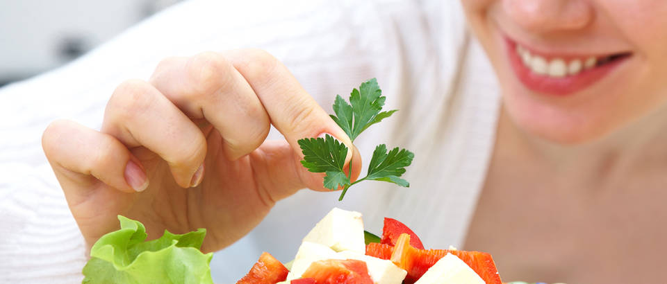 Salata persin sir zena hrana rajcica tanjur shutterstock 93410437