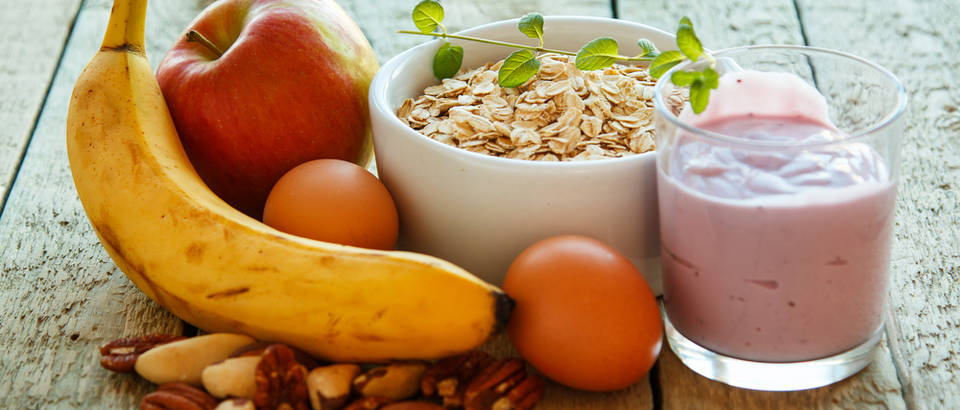 Zobene pahuljice banana orašasti plodovi jabuka jogurt doručak shutterstock 245119630
