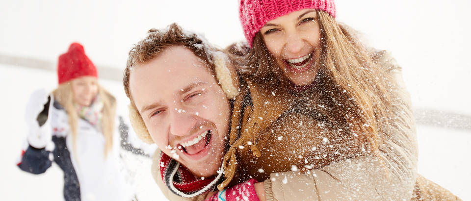 Par zima zabava grudanje shutterstock 163406504