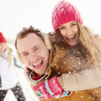 Par zima zabava grudanje shutterstock 163406504