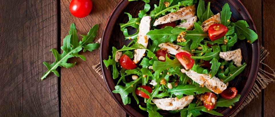 Salata piletina rikola rajcica sareno