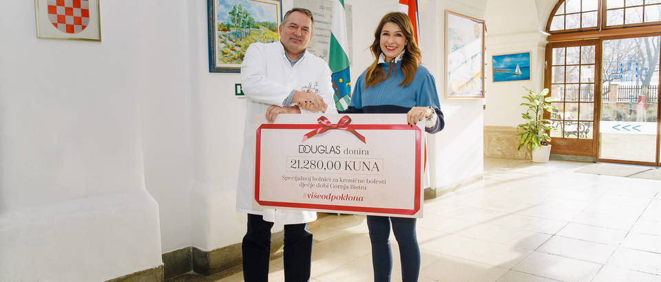 Ravnatelj bolnice Renato Mittermayer s izvršnom direktoricom Douglas parfumerija, Adrijanom Bokan