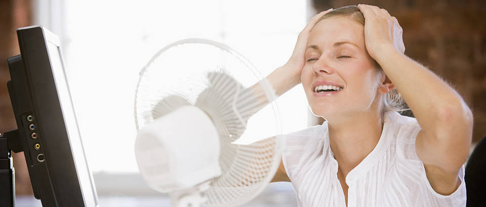 Shutterstock 15210694, zena, ventilator, ured, olaksanje, vrucina, hladno