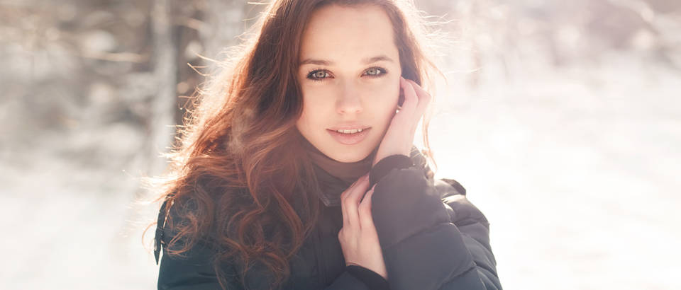 Zima hladnoća djevojka brineta shutterstock 94980172