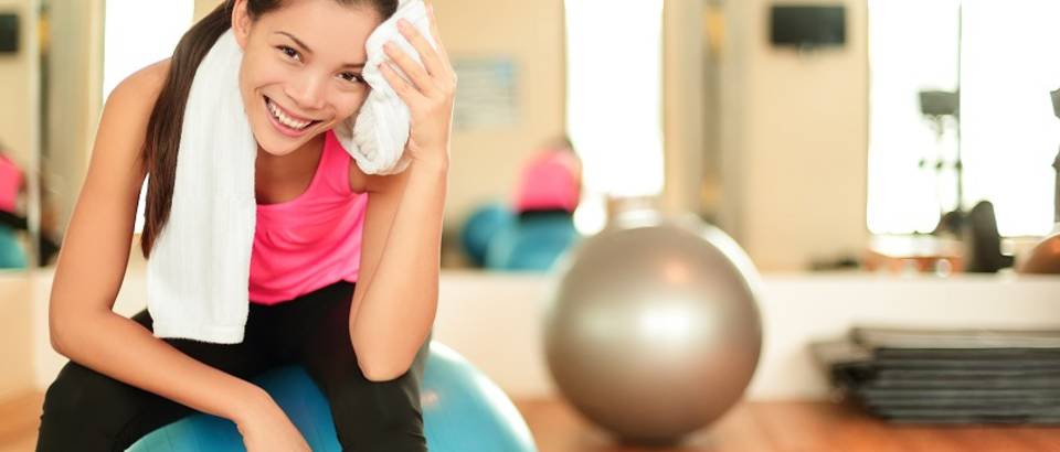 Vježbanje žena pilates lopta vrućina znoj