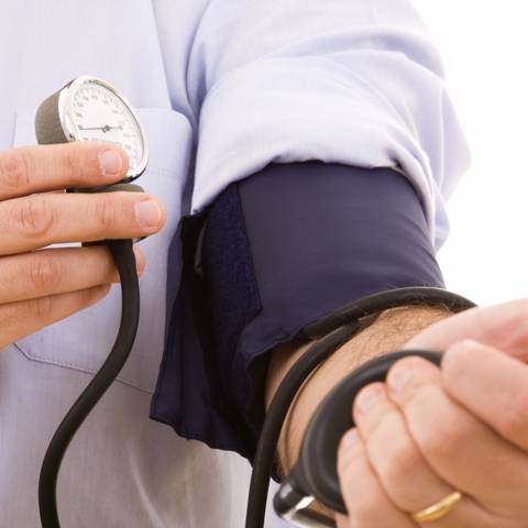 Povišeni krvni tlak (hipertenzija) | povišeni krvni tlak | šum u ušima | glavobolja |