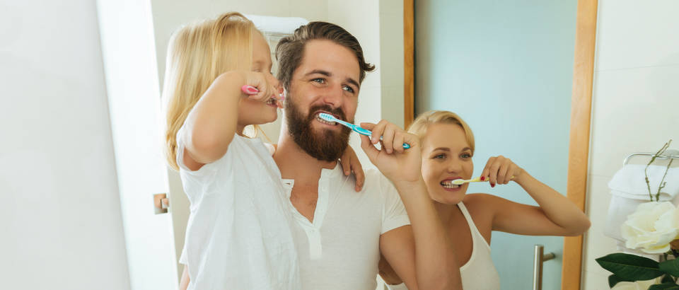Pranje zubi obitelj shutterstock 215948614