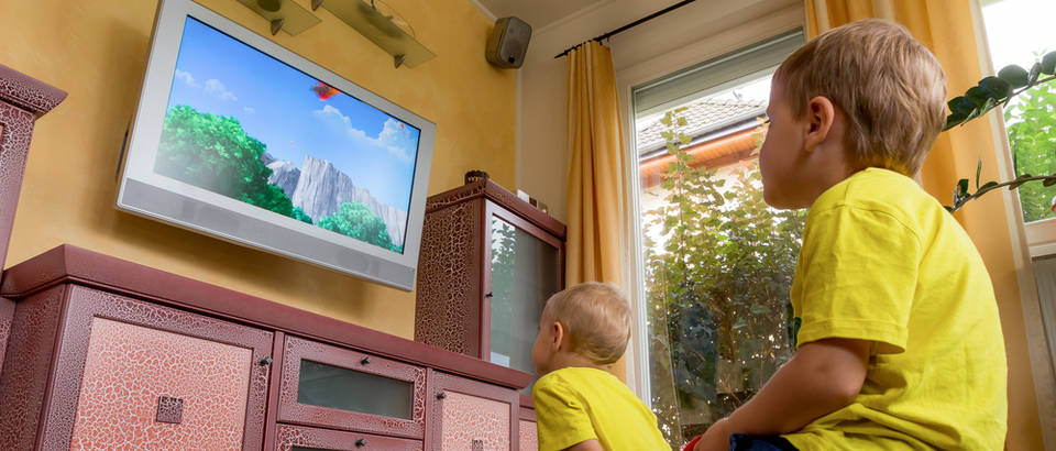 djeca gledaju tv, Shutterstock 228505549