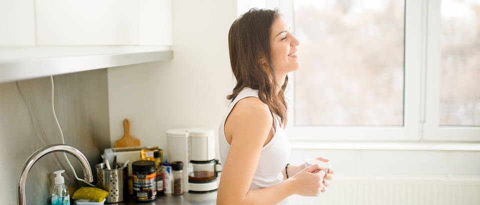 Jutro odmor kava uživanje žena kava shutterstock 379368676