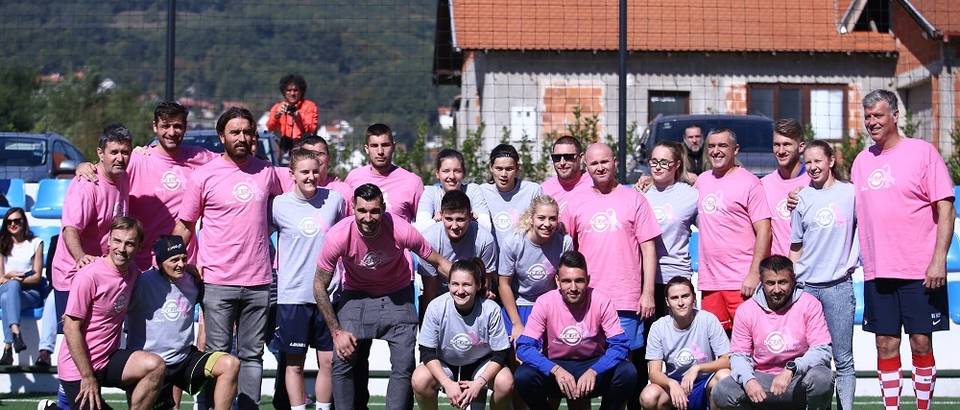 Na kraju tekme, razmjena 'dresova' i zajedničko fotografiranje
