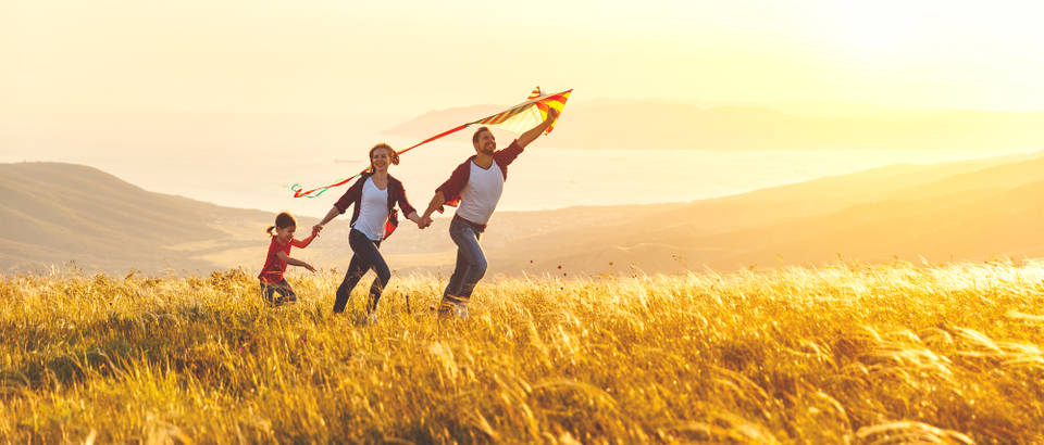obitelj, sunce, livada Shutterstock 1043518051