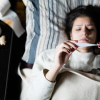 žena u krevetu bolest temperatura toplomjer čajevi shutterstock 354687395
