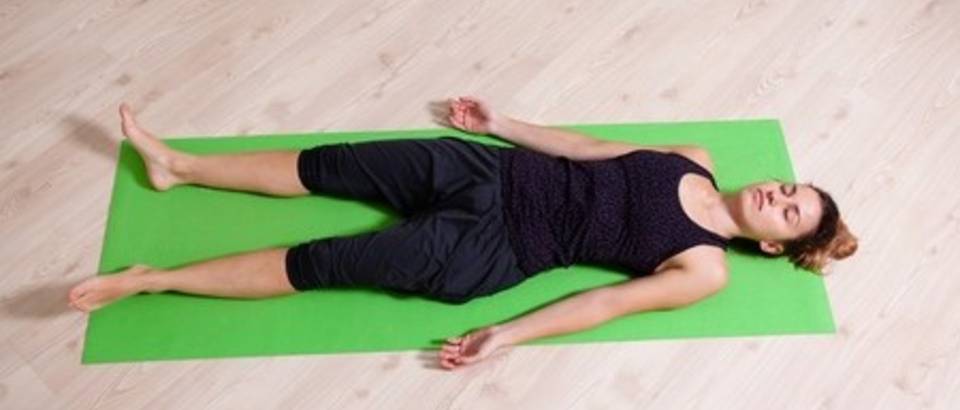 lezeci polozaj, joga, shutterstock