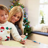 Majka dijete pisanje čestitka blagdani božić shutterstock 199351592