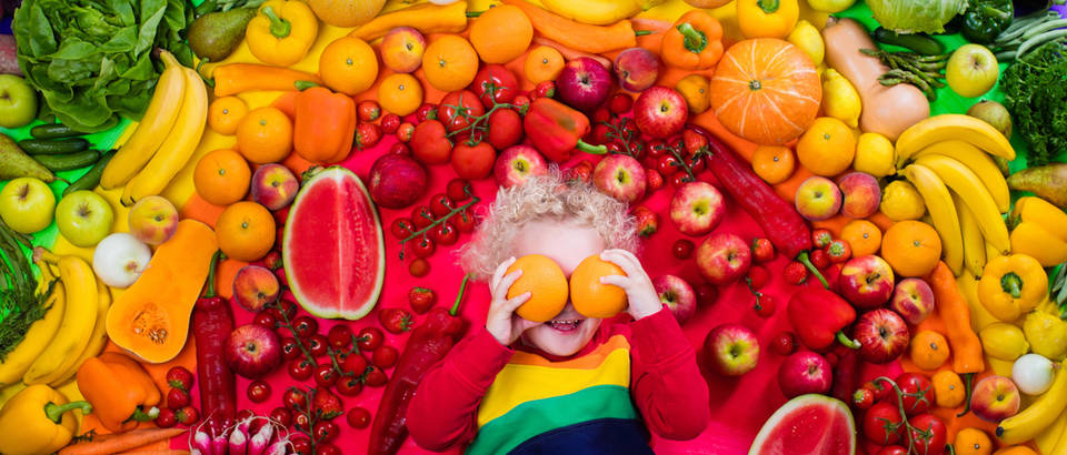 Vitamini dijete povrće voće duga shutterstock 418462303