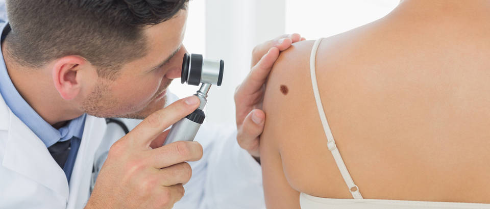 Madez koza lijecnik doktor pregled shutterstock 176609699