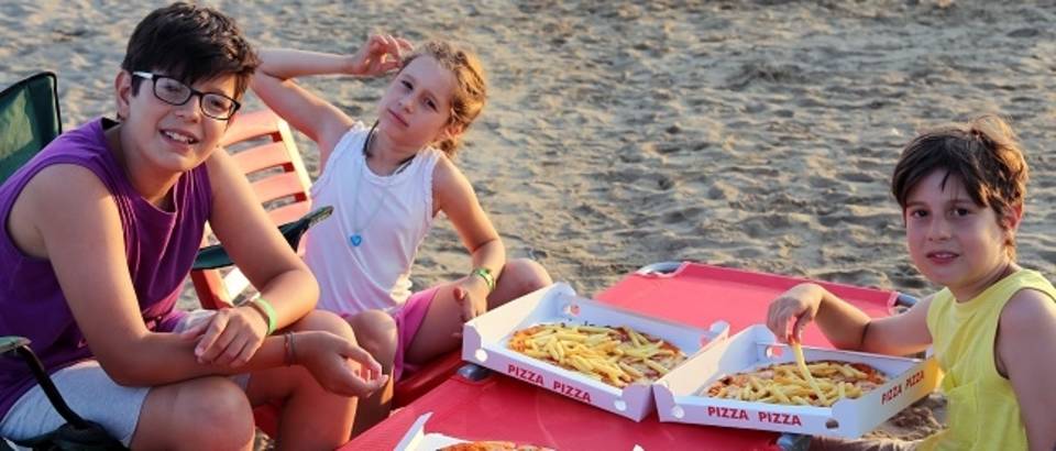 Pizza plaža djeca ljeto