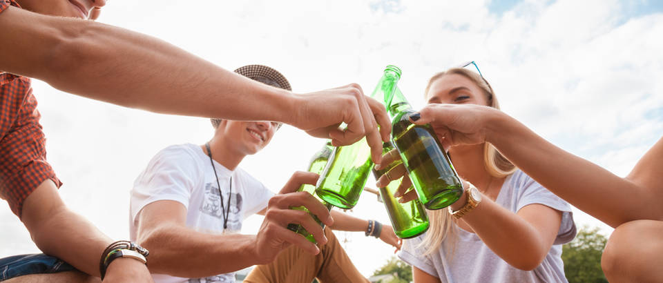 Mladi alkohol tinejdžeri shutterstock 215965567