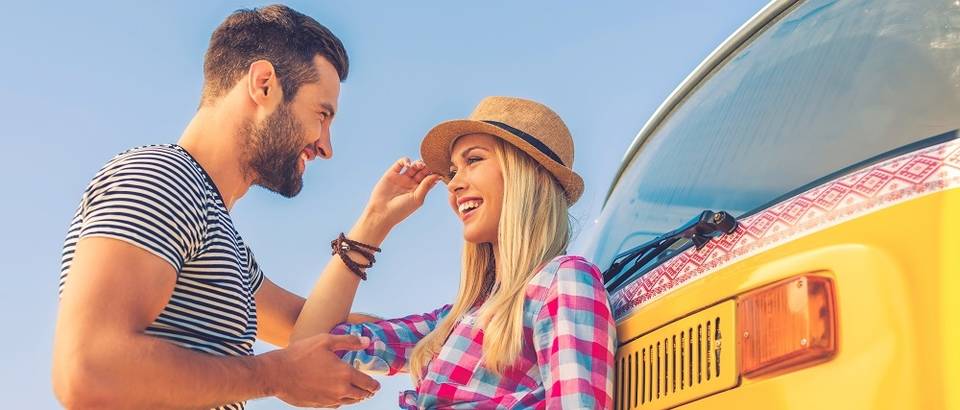 Dvoje par ljubav mladi ljeto ljetovanje putovanje razgovor smijeh shutterstock 289443995