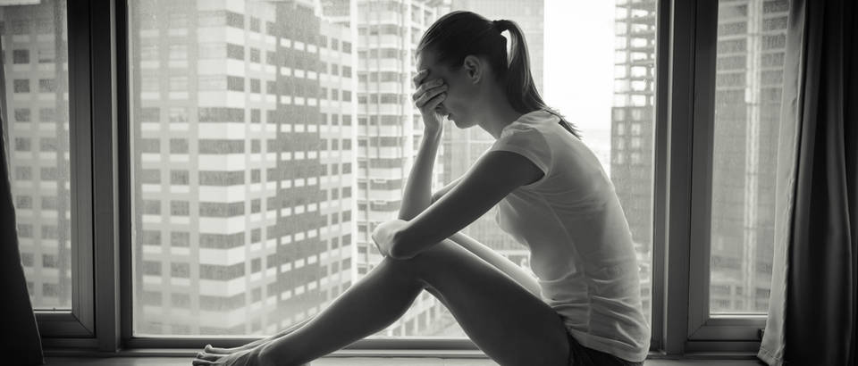 Socijalna fobija depresija tuga žena djevojka shutterstock 297648179