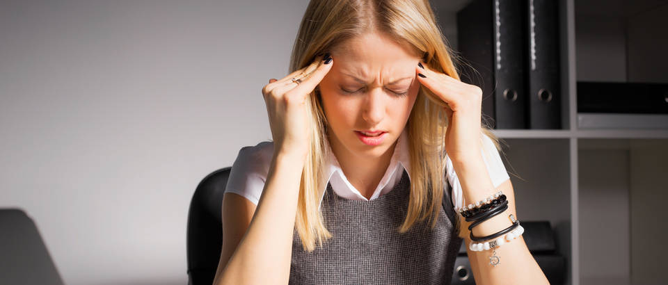 Bol glavobolja umor posao ured žena stres glava shutterstock 357734852