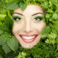 zacinsko bilje zacini klorofil zeleno povrce zena smijeh zubi Shutterstock 80288563
