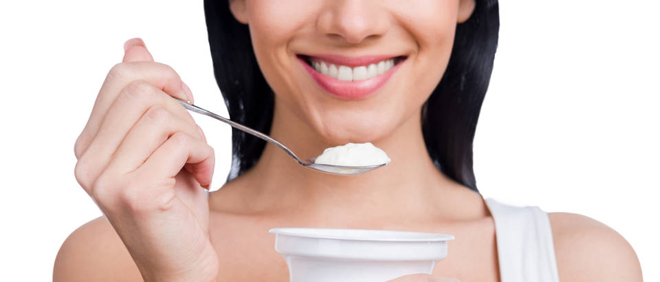 Jogurt kefir probiotici mliječni proizvodi proteini zubi nokti žena koža ljepota prehrana shutterstock 237799006