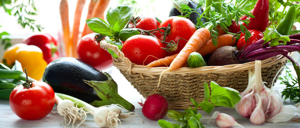 Povrće rajčica patlidžan mrkva češnjak shutterstock 54667543