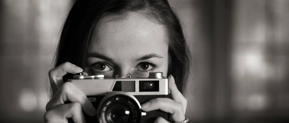 zena-fotografija-slikanje-fotograf-crno-bijelo