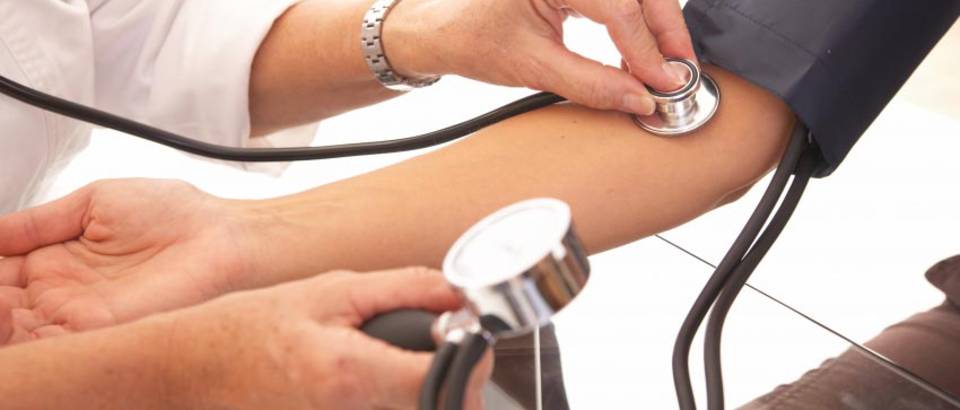 mjerač krvnog tlaka hipertenzija koji liječnik okrenuti