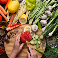 zena reže povrće, povrce, Shutterstock 437880601