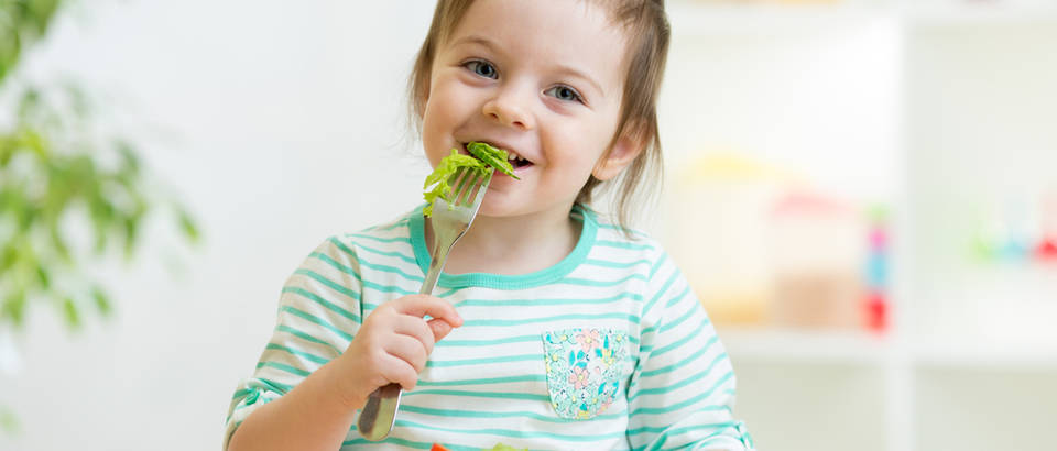 Dijete dječica povrće hrana shutterstock 231659602