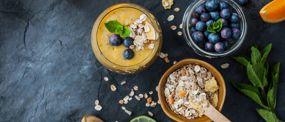 Naranča smoothie musli đumbir blueberry shutterstock 277058912
