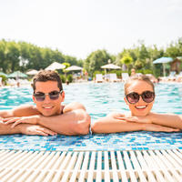 Bazen ljetovanje kupanje par ljubav dvoje žena muškarac sunce naočale shutterstock 311402252