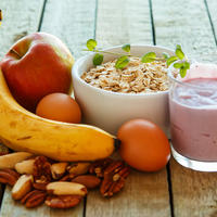 Zobene pahuljice banana orašasti plodovi jabuka jogurt doručak shutterstock 245119630