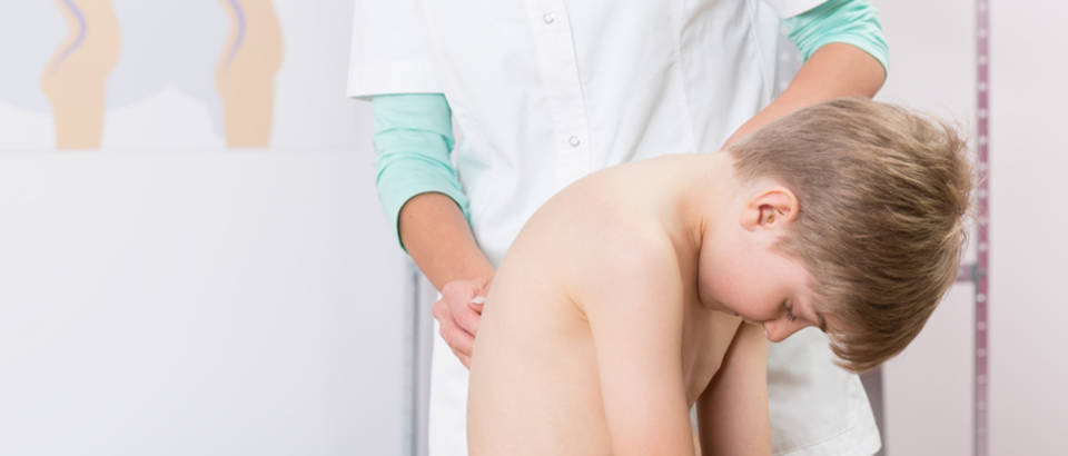 dijete se žali na bol u ramenskom zglobu