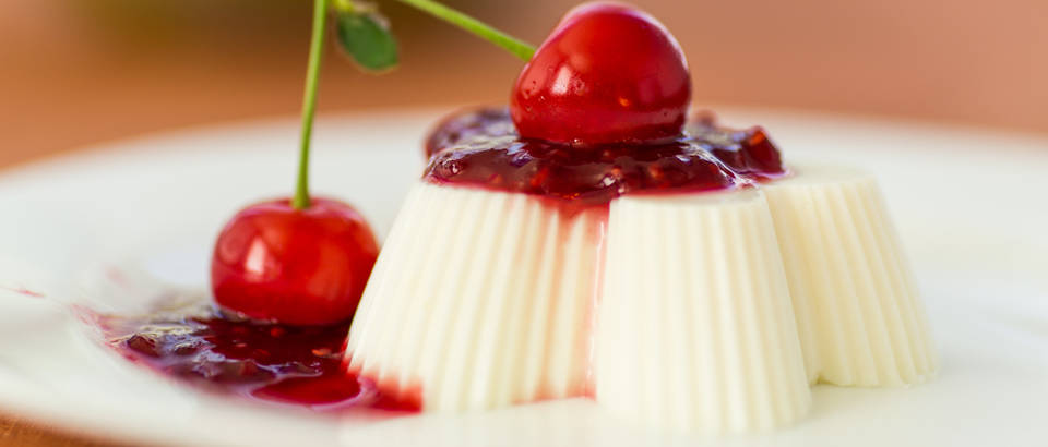 Za ovom ćete jednostavnom poslasticom poludjeti! Panna cotta s jogurtom i preljevom - Ordinacija.hr