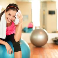 Vježbanje žena pilates lopta vrućina znoj
