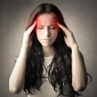 Migrena glavobolja žena djevojka shutterstock 278415368 (1)