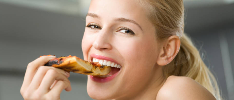 zena-jede-lijepa-pizza-fast-junk-food2