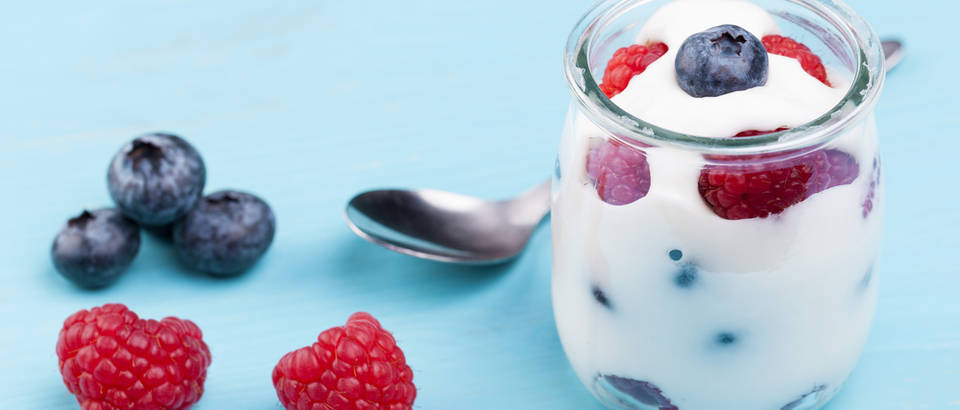 Voćni jogurt maline borovnica jogurt shutterstock 369569879