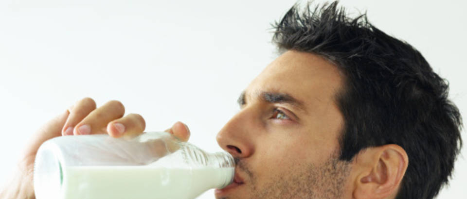 muskarac-mlijeko-pije-mlijecni-proizvod1