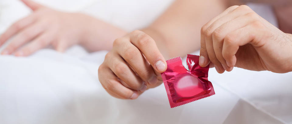 Seks mladi kondom spolne bolesti aids kontracepcijashutterstock 229373596