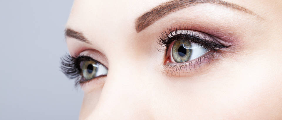Oči žena našminkane oči zelene shutterstock 265248839
